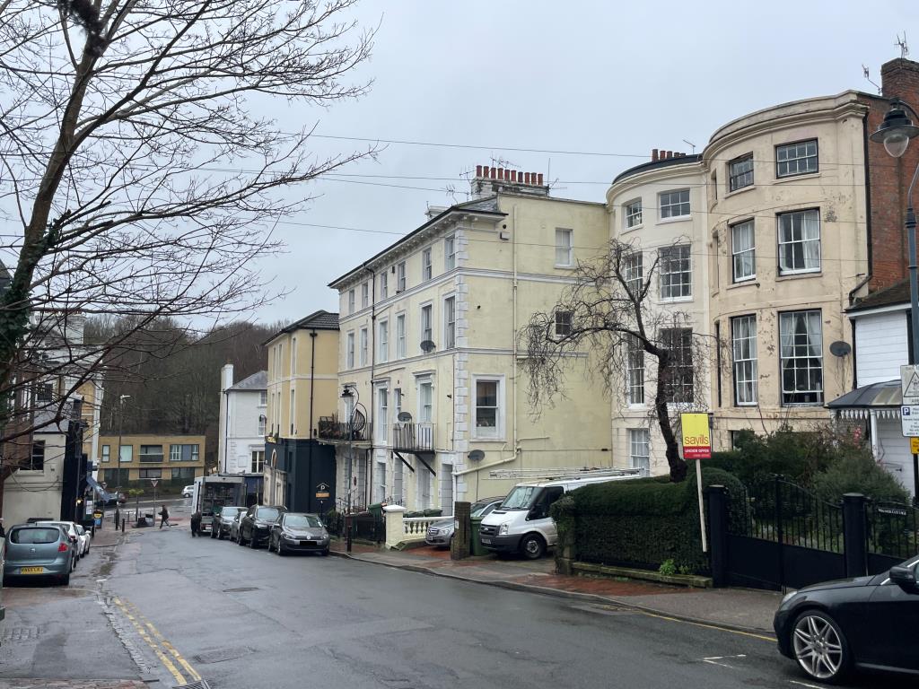 Lot: 116 - TOWN CENTRE BLOCK OF FLATS FOR INVESTMENT - Street view of flats for investment